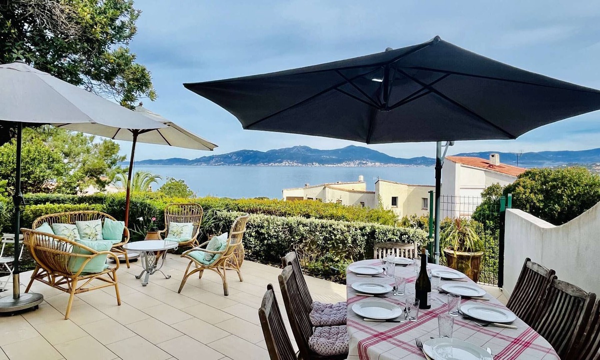Pietrosella House | 3-Bedroom Villa with Garden and Terrace - A/C, Parking, Wi-Fi