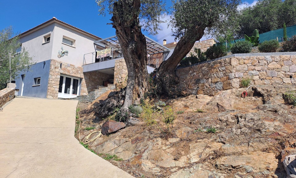 Urtaca Apartment | 3-room apartment with terrace Close to Balagne beaches and mountains.