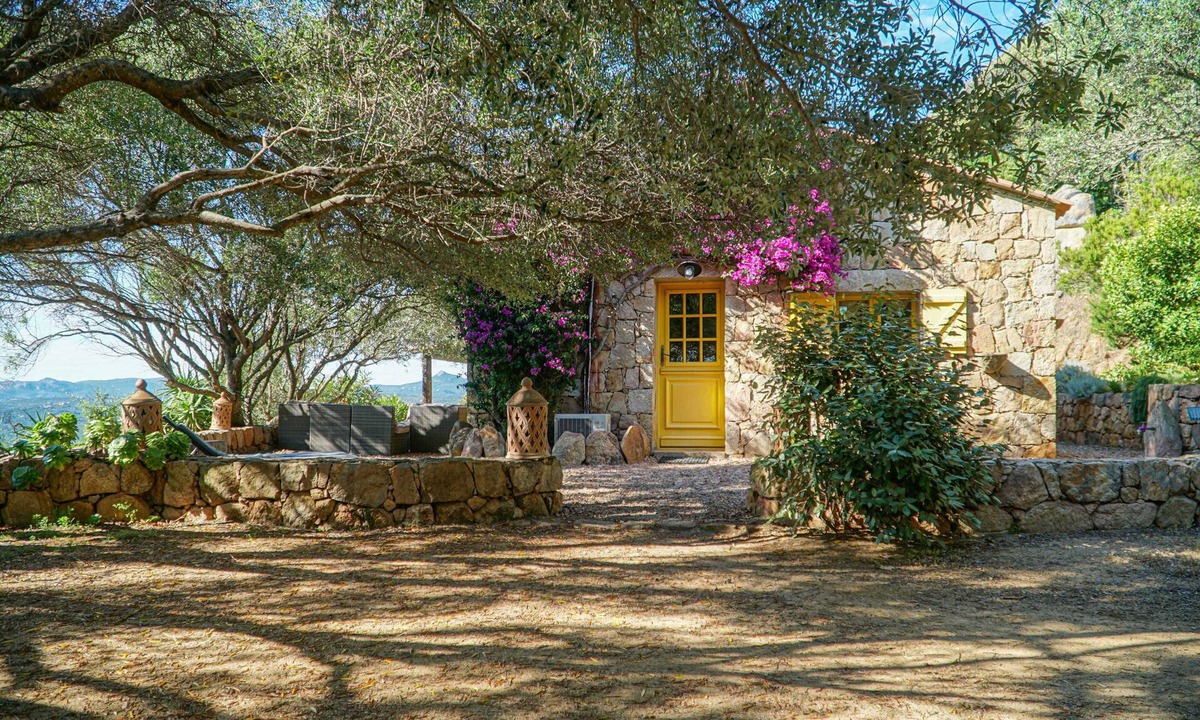 Sartene House | 6-person Bergerie with terrace, sea view & pool access.