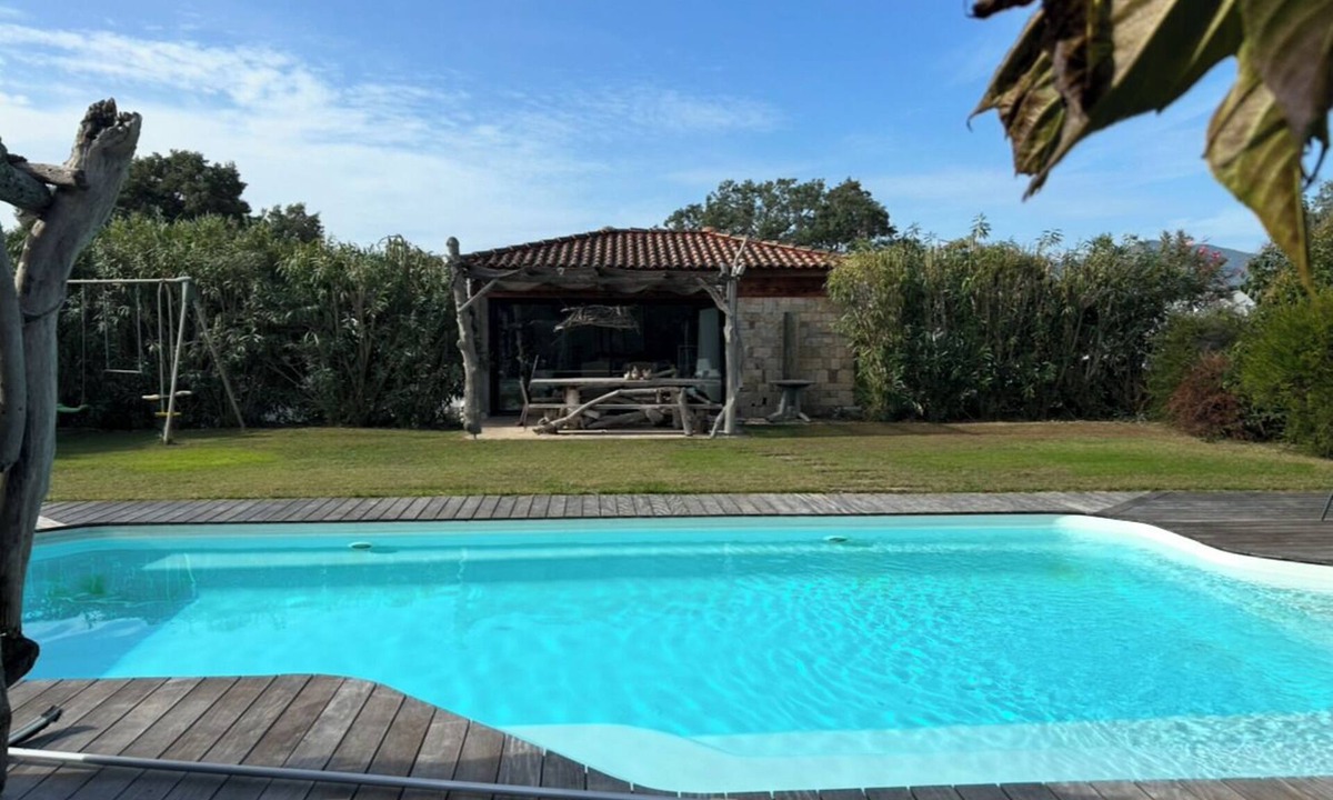 Afa Villa | Afa, Baleone commercial area low villa with pool near sea and mountains