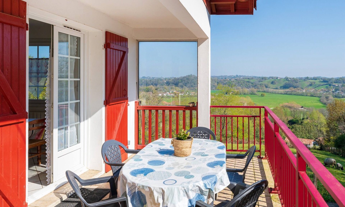 Saint-Pee-sur-Nivelle Apartment | Apartment 'Location F3' with Mountain View, Private Terrace and Wi-Fi