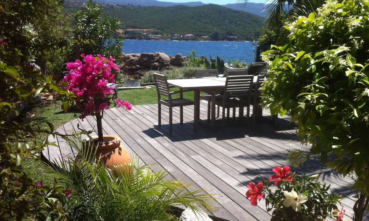 Pietrosella House | At the water's edge, a pretty blue house.