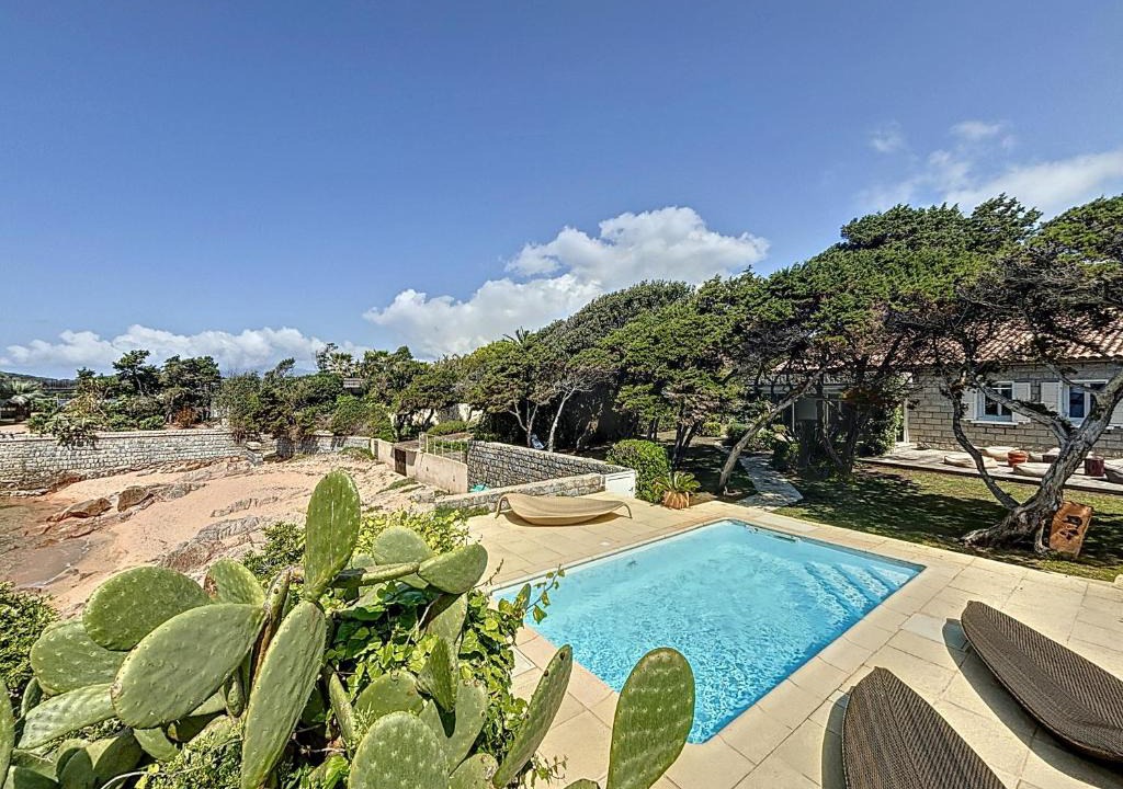 Isolella House | Beachfront villa - Swimming pool & garden