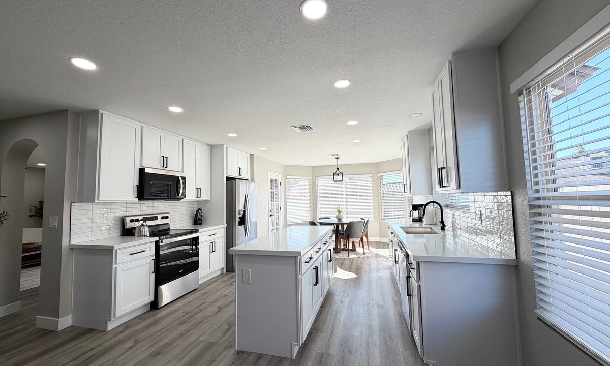 Peoria House | Beautiful Vacation home! BBQ Grill, Games, Pack N Play! Near Cardinals Stadium!