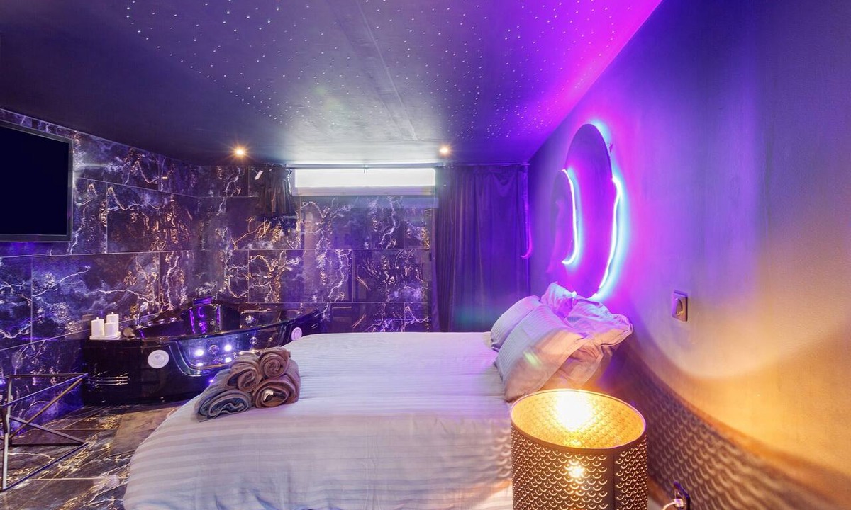 Solaro Bed & Breakfast | Bed and Breakfast 'Luxurious Love Room By Vill'amore' with Private Terrace, Wi-Fi and Air Conditioning