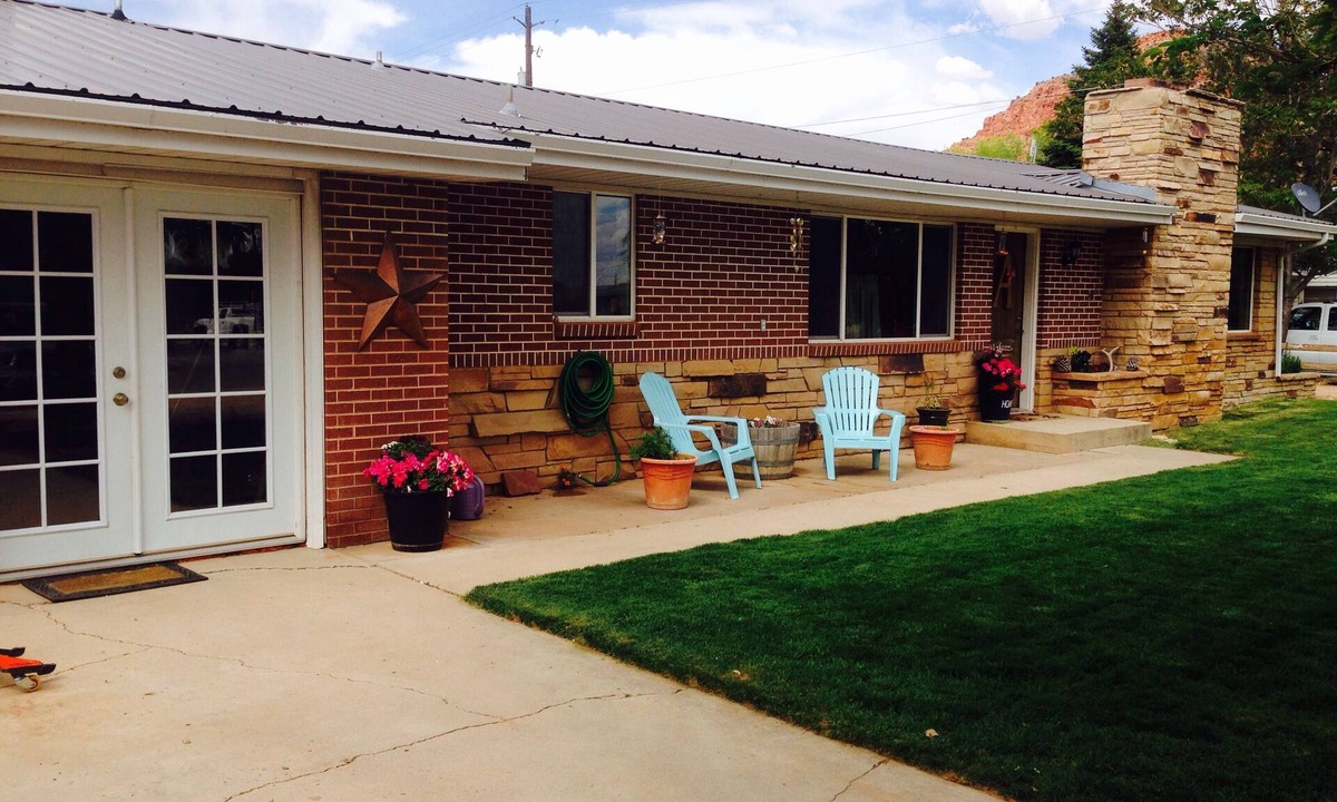 Kanab House | Center of Kanab! Inviting, clean & spacious