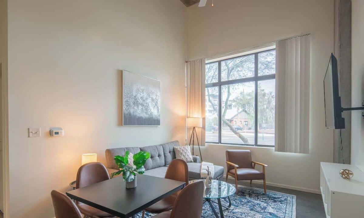 Evans Churchill Apartment | Central DT with Gym Pool Parking W/D