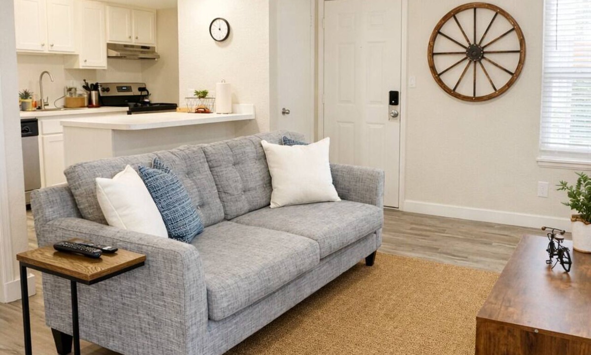 Central City Apartment | Charming Studio Amazing Location King-Size Bed