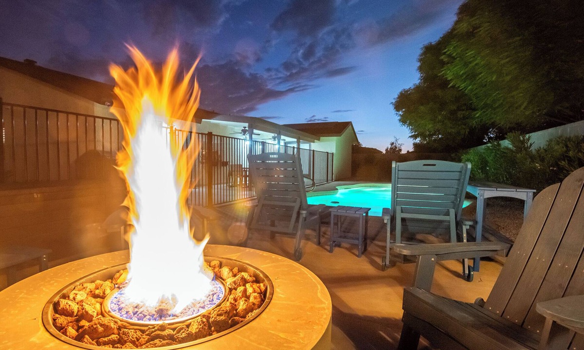 Yuma House | Chic 4-Bed Postmodern: Arizona Getaway for your family/group