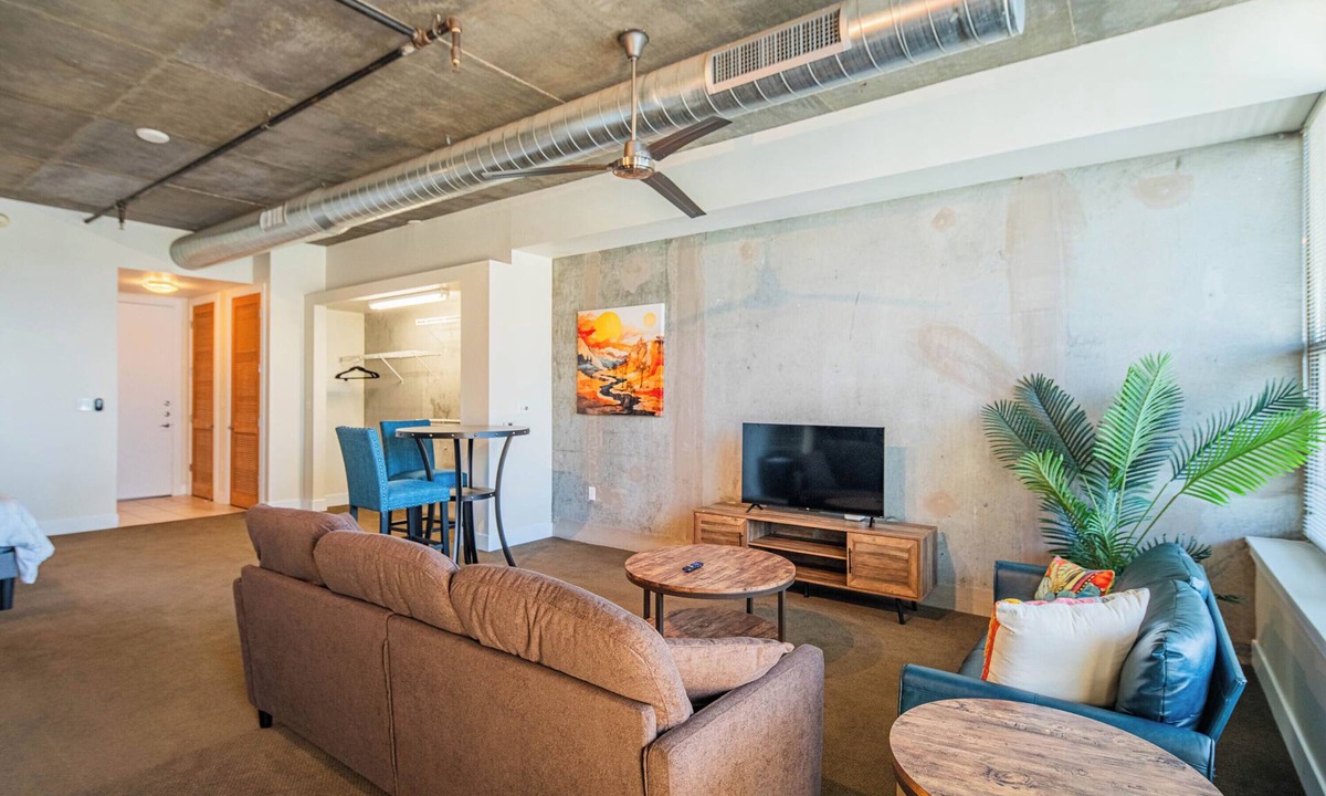 Evans Churchill Condo | City Views! Downtown Phoenix Studio