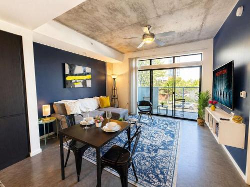 Evans Churchill Apartment | Cool 1BD Apartment in CDT with Gym Pool Parking