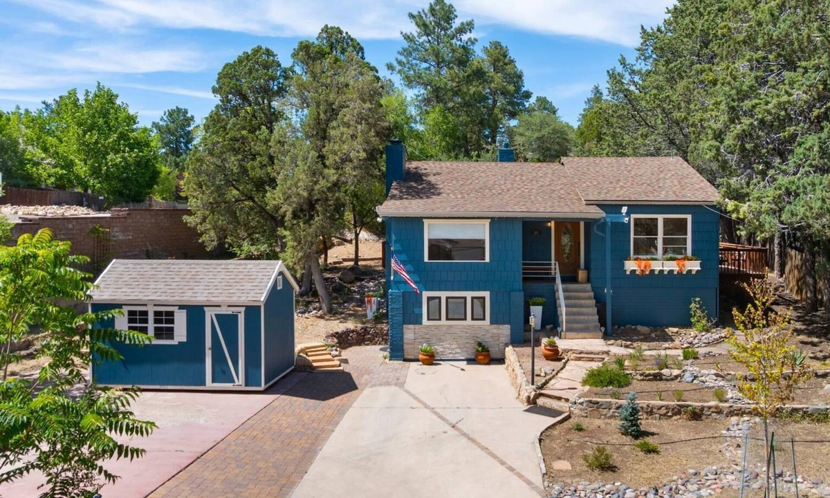 Prescott Cottage | Cottage on Park Ave! 1 mile to Whiskey Row. Whole house w/Casita, + park 5 cars