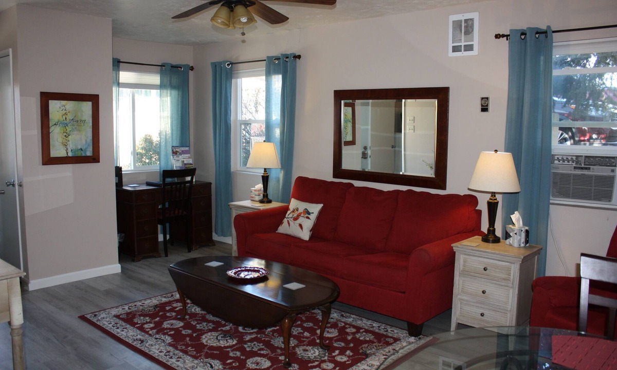 Prescott House | Cozy 1 Bedrm/1 Bth, Walk to Downtown, Pet Friendly, Fenced yard, Covered Patio