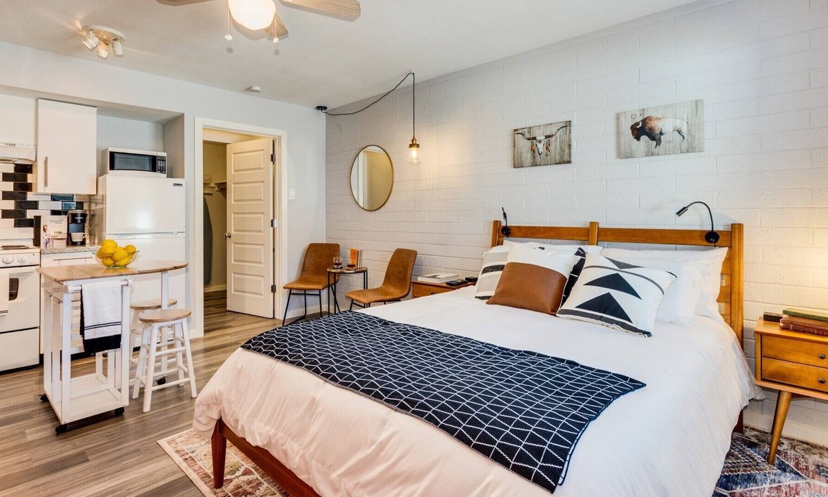 Sunset Apartment | Cozy Studio in Tempe near Airport | Bluu Door | Tortoise
