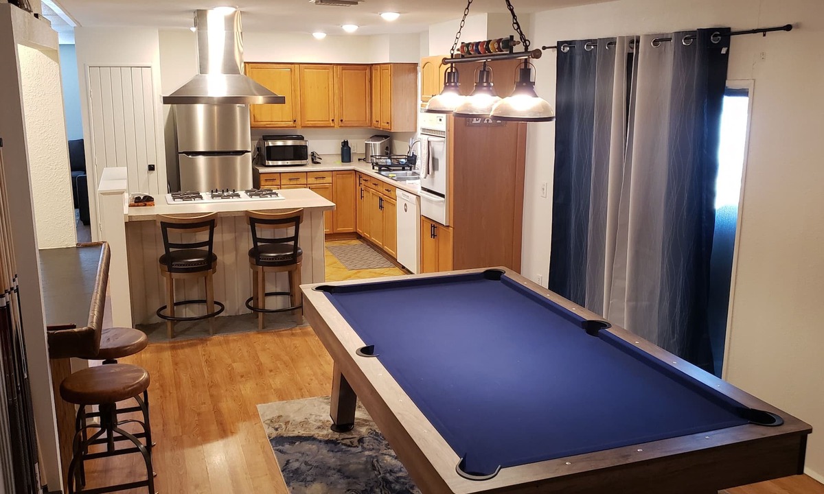 Holiday Shores House | Desert, Lake & River Retreat. 15 mins to Laughlin. Close to everything.