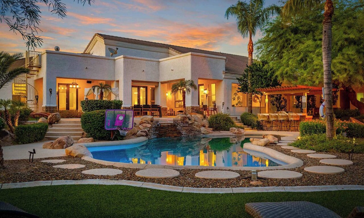 Pinnacle Peak House | Desert Wellness Resort | Golf Sim, Spa, Pickleball