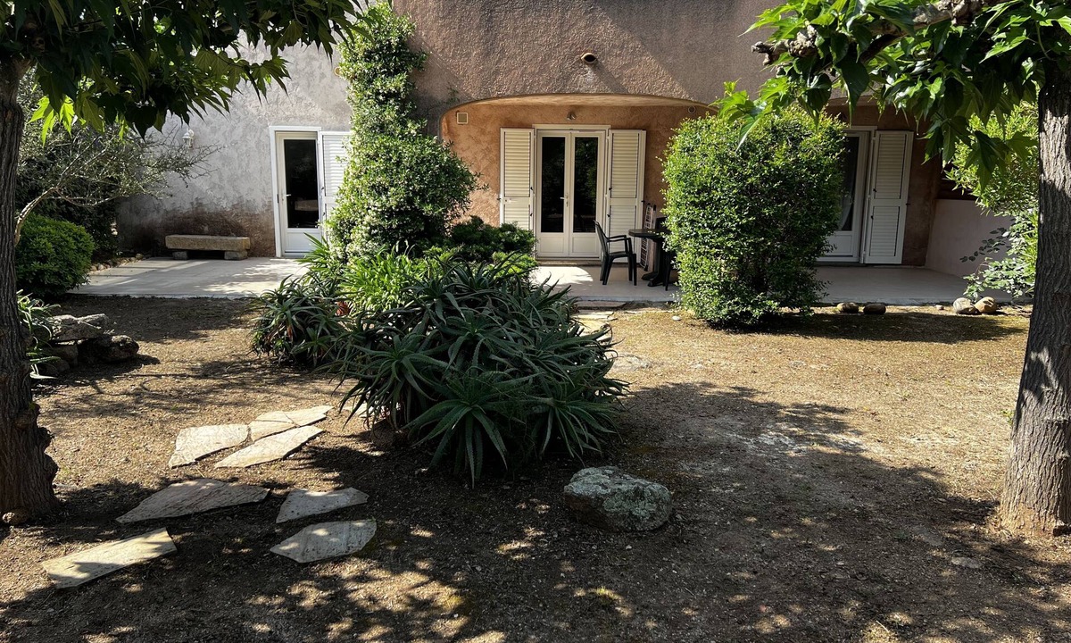 Sainte-Lucie-de-Porto-Vecchio Apartment | Flat with garden, 5000 sq. mt. of land, ideally located at Pinarello beach