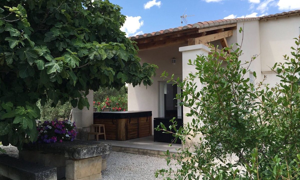 Arles Cottage | Gîte du Petit Mandon-Arles-Crau-Camargue: a house for 5 people with spa