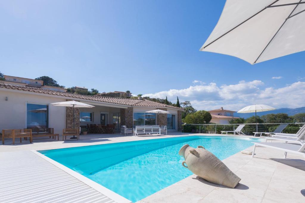 Porto-Vecchio Villa | Grande villa à Porto-Vecchio avec piscine, jacuzzi, sauna & fitness - Vue mer