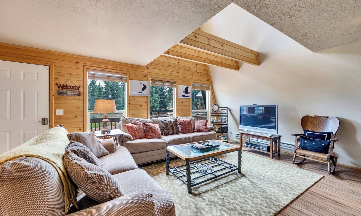 Duck Creek Village Cabin | Hillside Hideaway 1 bdrm w/private loft, wood fireplace, & outdoor fire pit