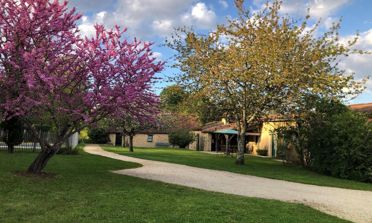 Cendrieux Cottage | In a green setting, pretty farm (producing walnuts and strawberries), swimming pool