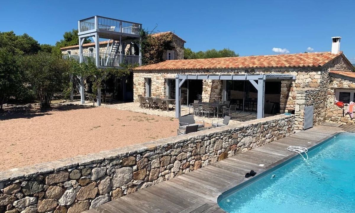 Bonifacio Villa | In the heart of the Sperone golf course and a stone's throw from Ciappili beach