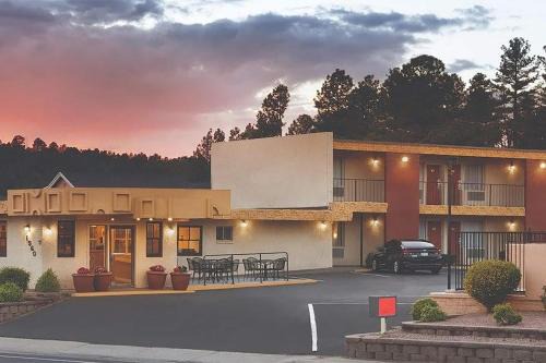 Flagstaff Cabin | Kings House Motor Hotel, a Dazzler Select by Wyndham