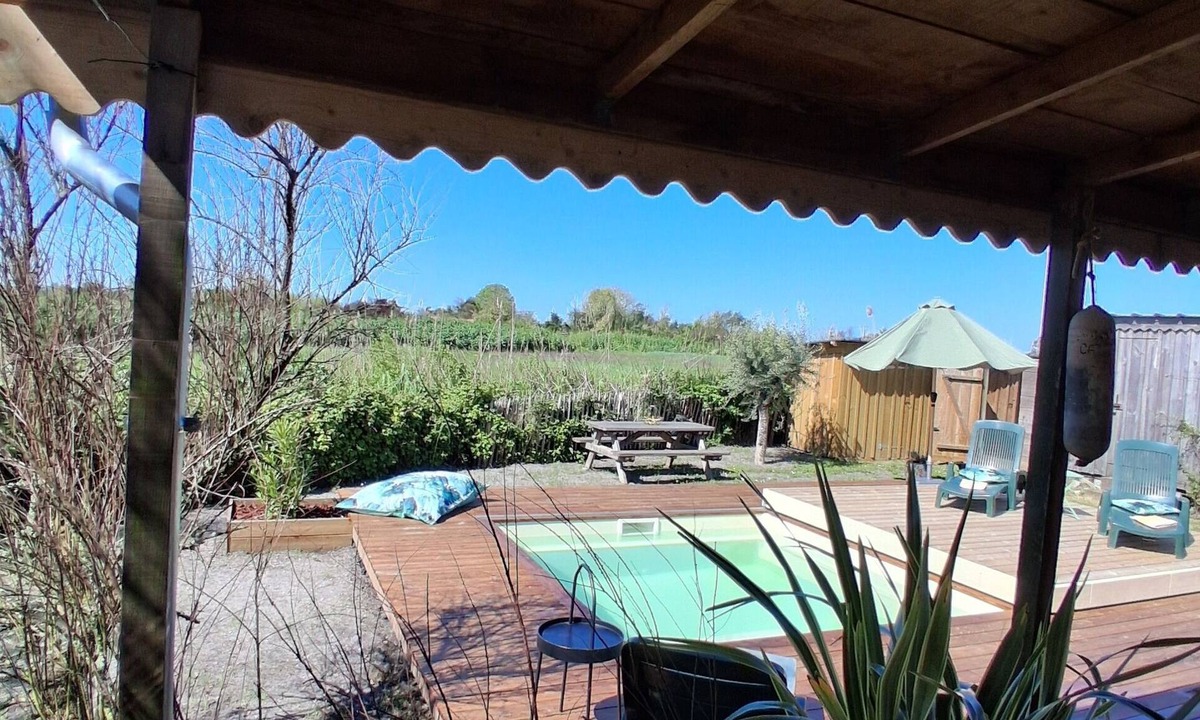 Saint-Vivien-de-Medoc Cottage | La Remise à Bateaux': waterfront fisherman's hut, swimming pool, dog-friendly