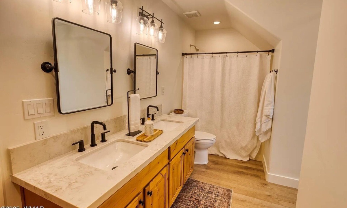 Torreon Cabin | Luxurious 4-bedroom cabin with WiFi and AC in tranquil Show Low