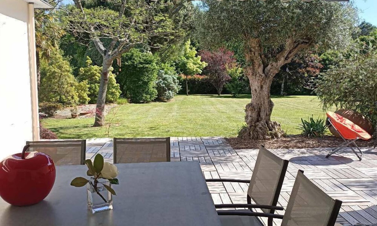 Camors House | Maison Plain Pied Avec Grand Jardin Paysager