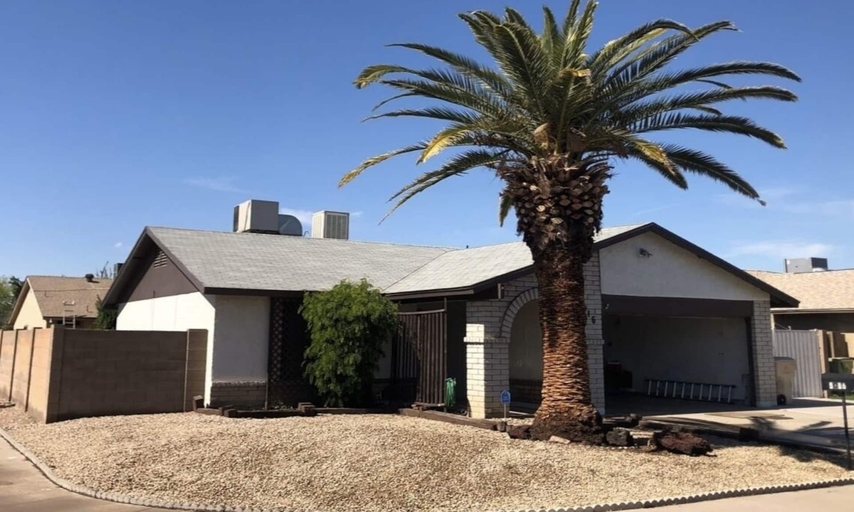 Glendale House | Make The Palm Home your home and the best pleasant stay with awesome amenities