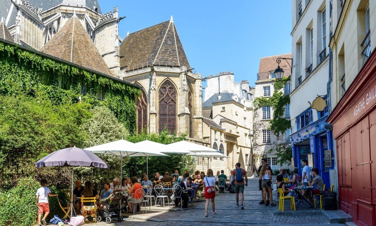 Saint-Merri Apartment | Marais Extravaganza!A rare terrace apartment nestled in th greenery of 2terraces