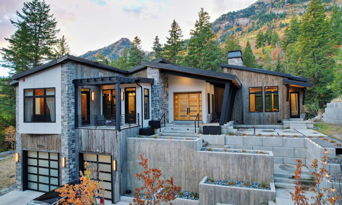 Sundance House | Modern 4BR Mountain Retreat | BBQ Outdoor Dining