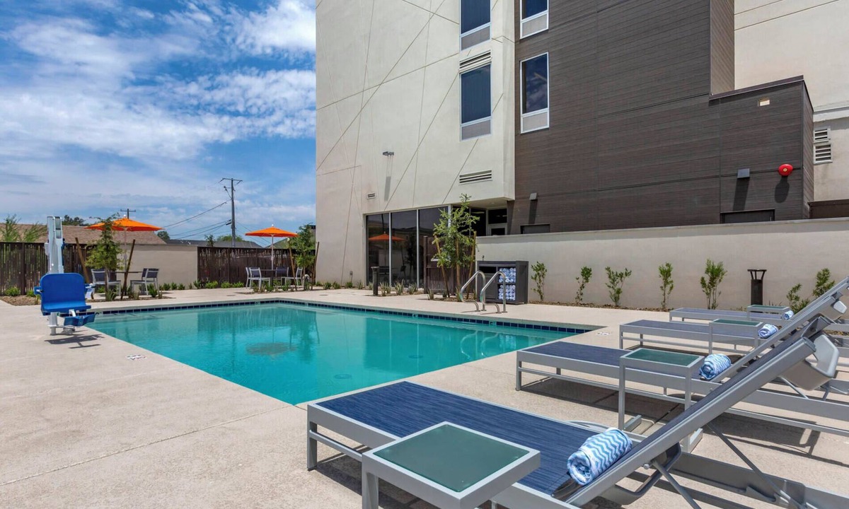 Riverside Hotel | Modern King Balcony Stay Near Phoenix Zoo | Stylish Space | Outdoor Pool