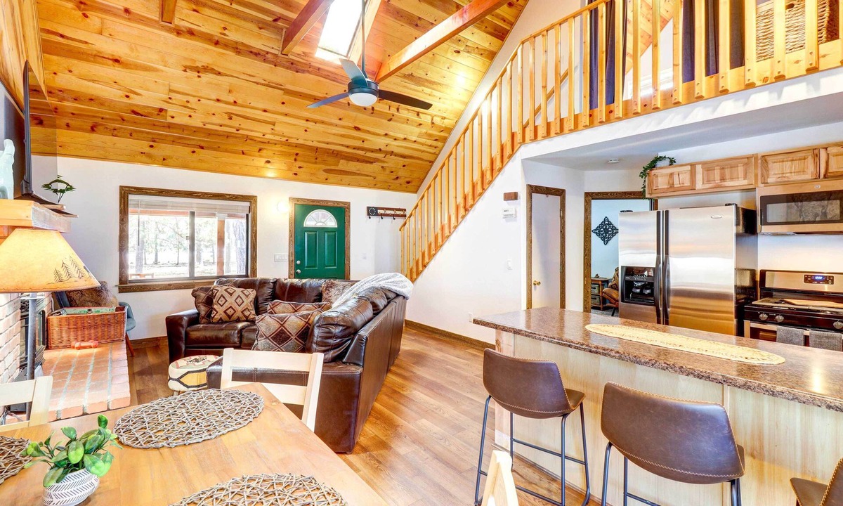 Pinetop-Lakeside Cottage | Near Hiking: Cabin w/Hot Tub in Lakeside!