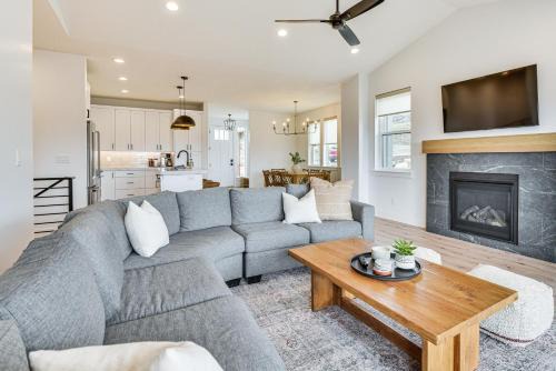 Wolf Creek House | New Home w/Amazing Views in Eden < 6 Mi to Ski!