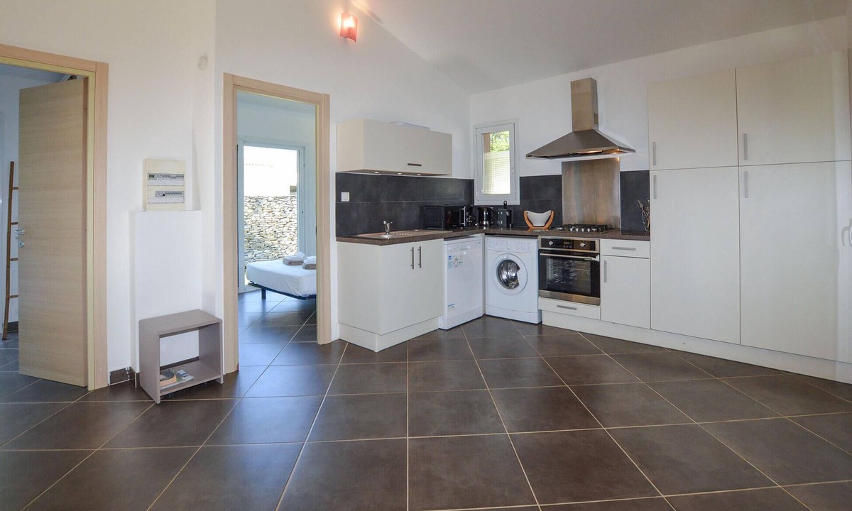 Bonifacio House | Nice home in Bonifacio with kitchenette