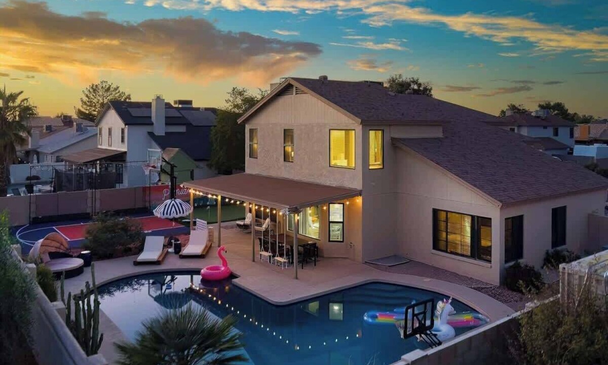 Peoria House | Peoria Paradise: Basketball | Heated Pool | Games