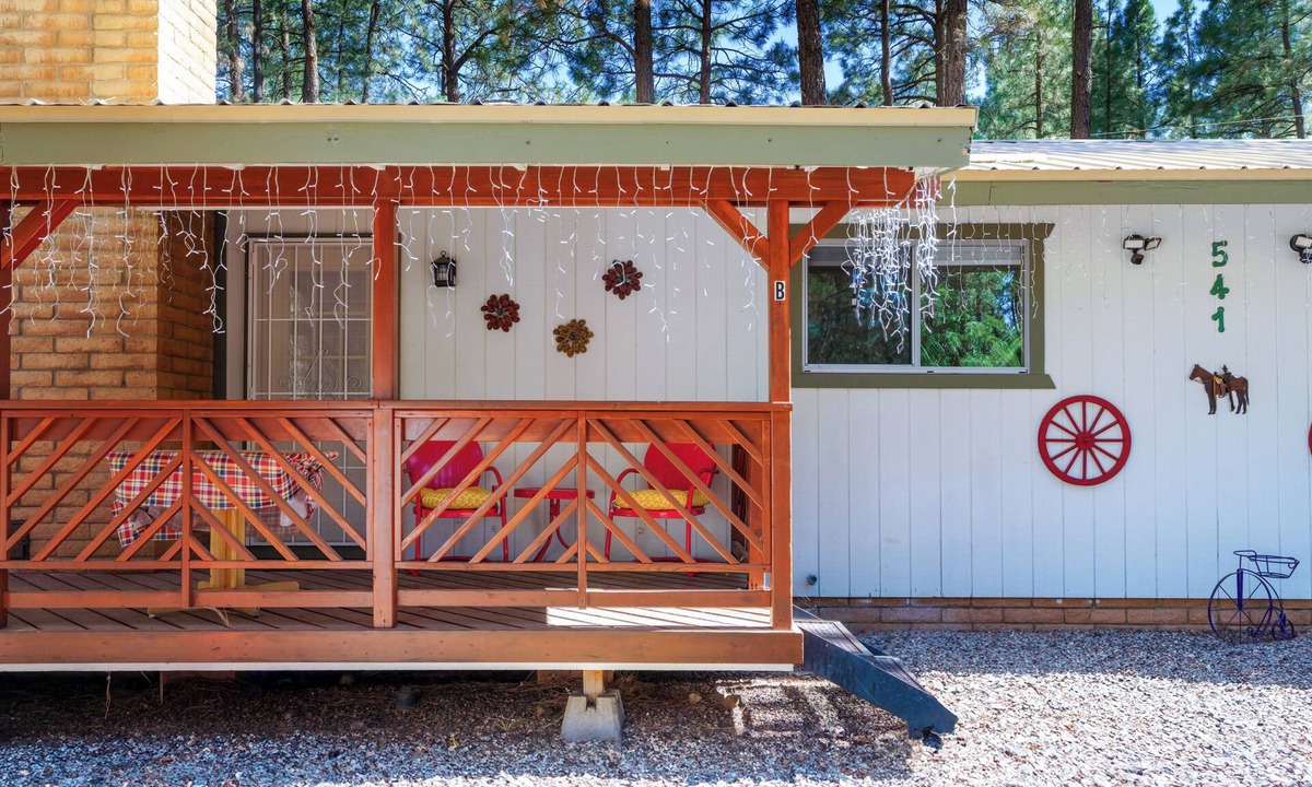 Lakeside Apartment | Pine Dawn Retreat - Unit B - Quaint 2-BDRM Apartment in Lakeside w/WiFi & Deck