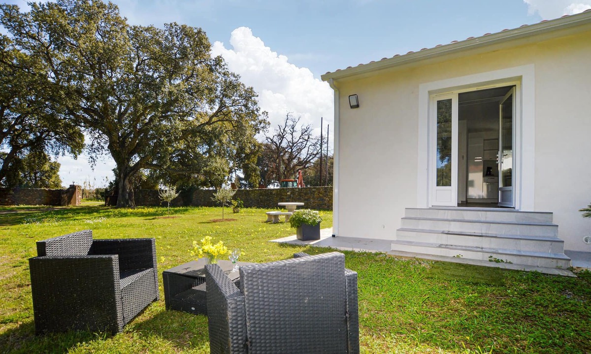 San-Giuliano House | Practical cottage on wide, green property.
