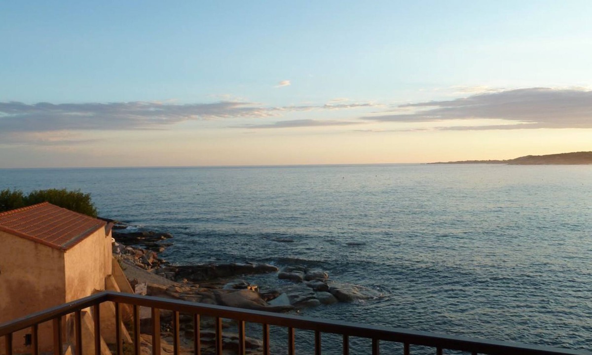 Algajola Apartment | Prime location right by the sea with huge terrace & balcony, ideal for families