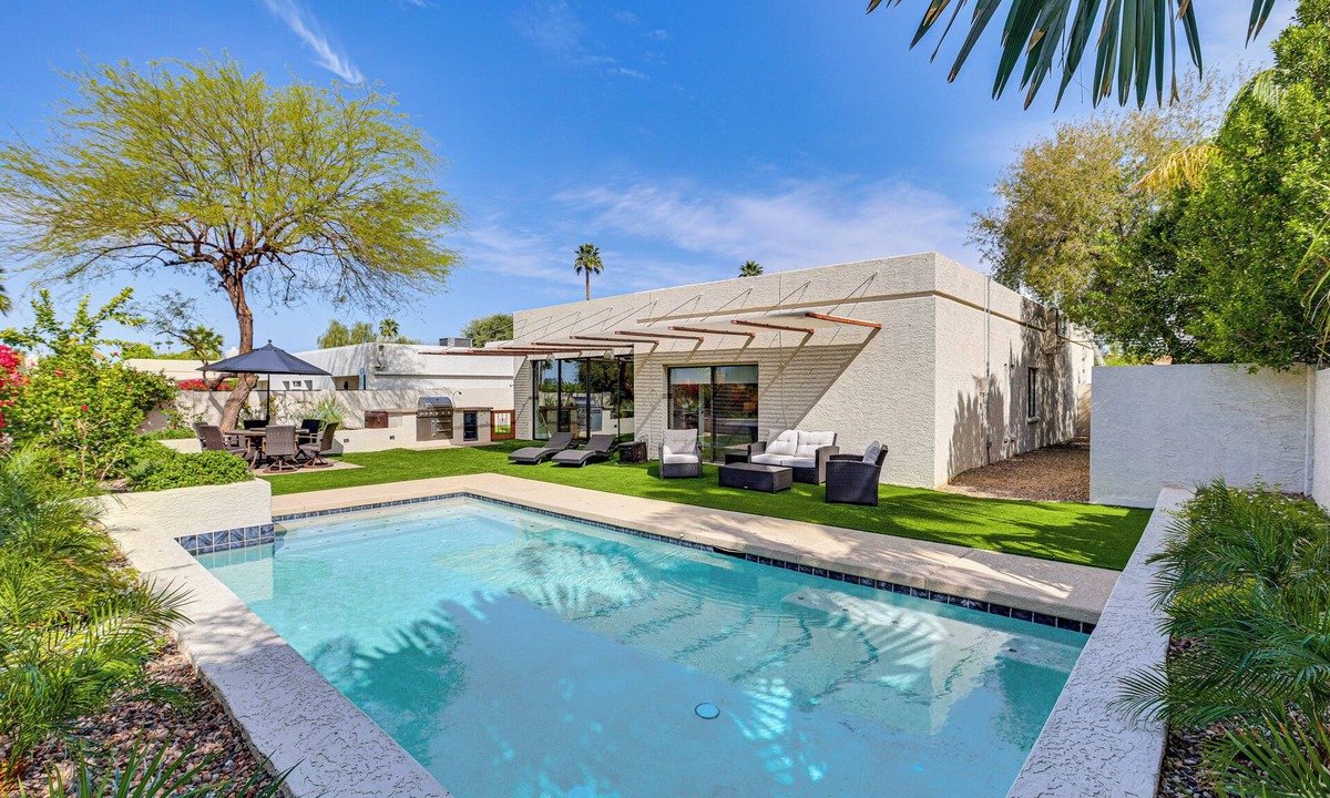 Barclay Place House | Private Pool + Putting Green: Sunny Scottsdale Gem