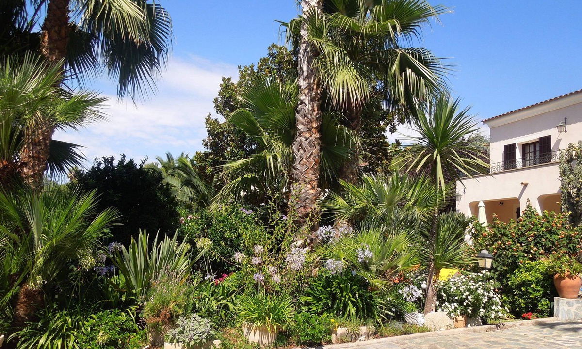 Bastelicaccia Apartment | Quiet, independent F2 ground floor villa between sea and mountains.