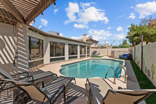 Glendale House | Relaxing 5br W Heated Pool, Billiards & Foosball
