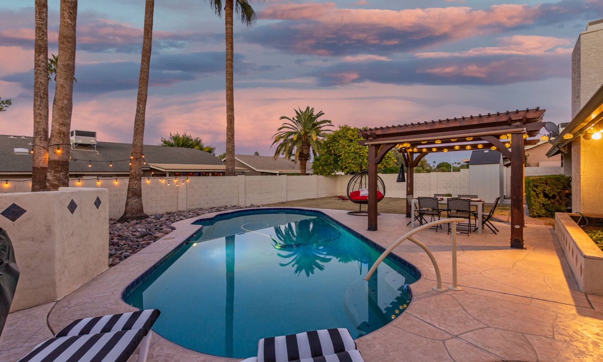 Tempe House | Resort BackYard, Sparkling Heated Pool Home & Firepit, Dog Friendly.