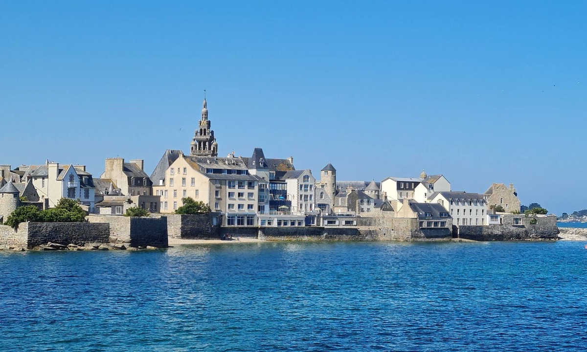 Roscoff Apartment | Seaside in Roscoff, studio for 2 people, sea view, close to shops, beach