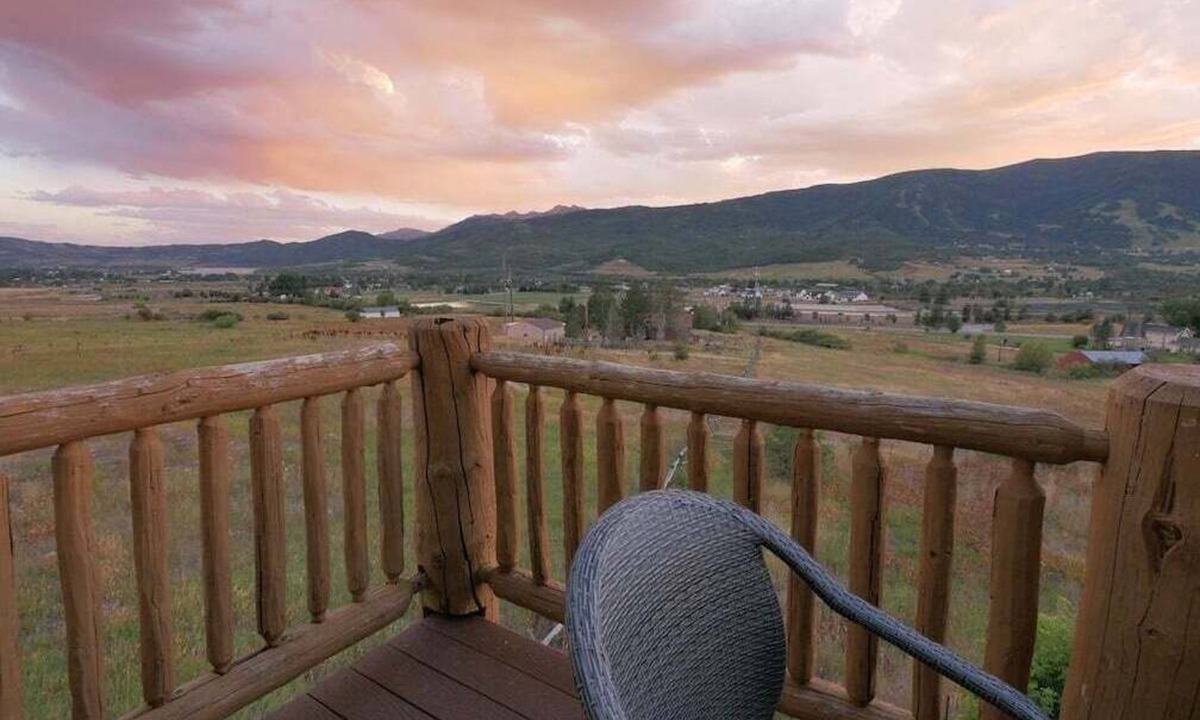 Wolf Creek Condo | Stunning Panoramic Views of Mtns & Lake