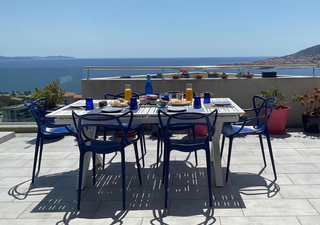 Le Ricanto Bed & Breakfast | Suite avec 2 chambres d'hôtes pour 1 à 4 personnes avec vue mer, terrasse, climatisation, parking privé, proche port et aéroport, petit déjeuner inclus