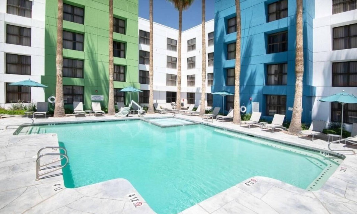 Chandler Hotel | Sunny Chandler Escape: Poolside Comfort, Dining & Adventure Nearby l 2 Rooms