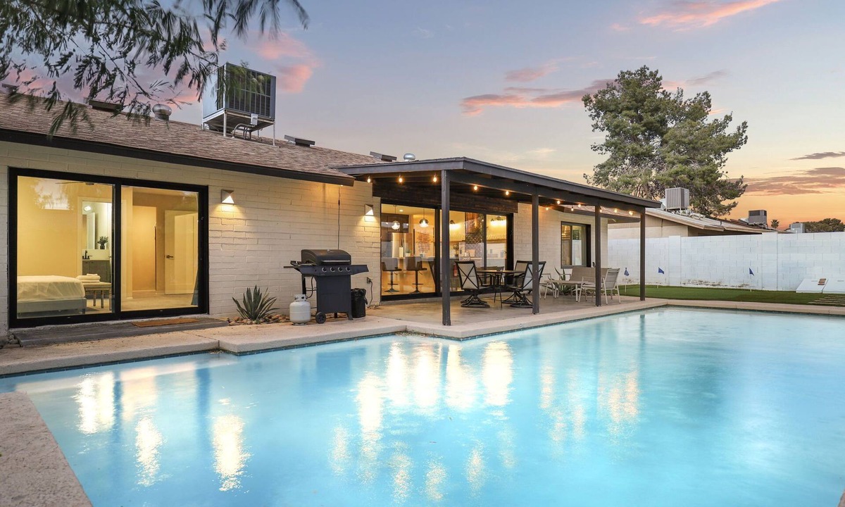 Tempe House | This house is a 4 bedroom(s), 2 bathrooms, located in Tempe, AZ.